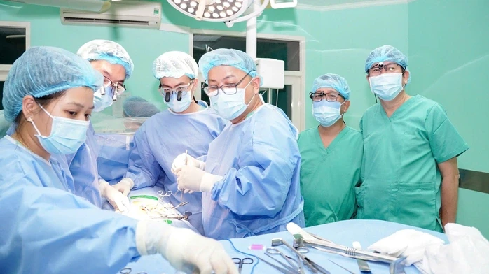 Sau phút mặc niệm, gần 200 y bác sĩ xuyên đêm làm điều kỳ diệu cho 6 bệnh nhân Sau phút mặc niệm, gần 200 y bác sĩ xuyên đêm làm điều kỳ diệu cho 6 bệnh nhân