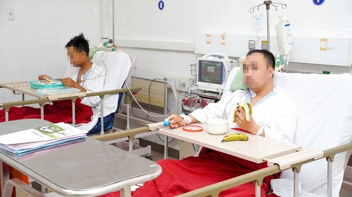 Sau phút mặc niệm, gần 200 y bác sĩ xuyên đêm làm điều kỳ diệu cho 6 bệnh nhân Sau phút mặc niệm, gần 200 y bác sĩ xuyên đêm làm điều kỳ diệu cho 6 bệnh nhân