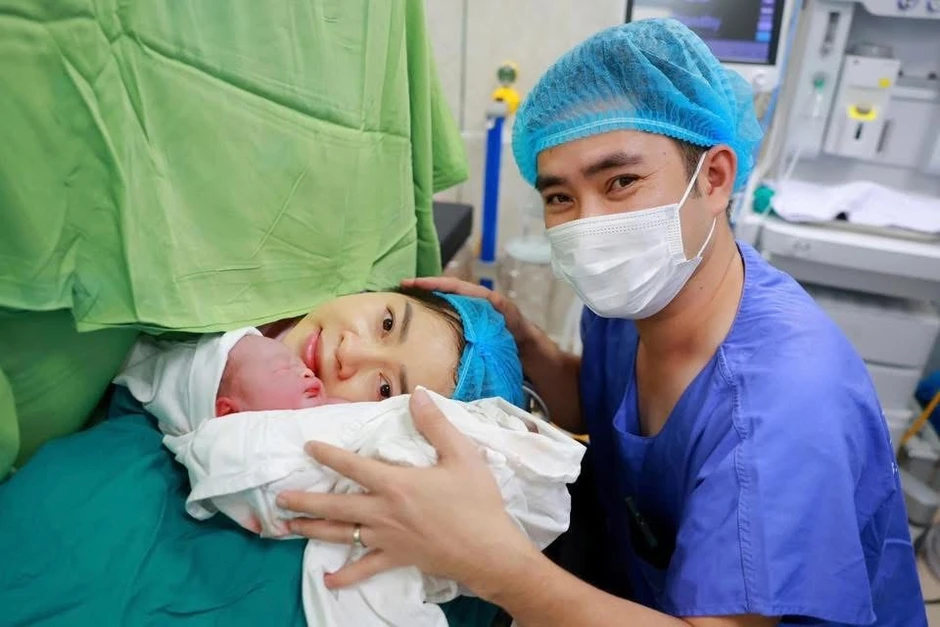 Sinh một con, giữ một con trong bụng: Ca song thai hiếm gặp và hành trình 13 tuần kì tích Sinh một con, giữ một con trong bụng: Ca song thai hiếm gặp và hành trình 13 tuần kì tích