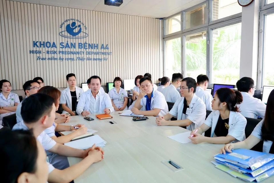 Sinh một con, giữ một con trong bụng: Ca song thai hiếm gặp và hành trình 13 tuần kì tích Sinh một con, giữ một con trong bụng: Ca song thai hiếm gặp và hành trình 13 tuần kì tích