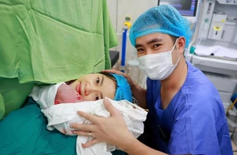 Sinh một con, giữ một con trong bụng: Ca song thai hiếm gặp và hành trình 13 tuần kì tích