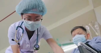 Sơ suất khiến người đàn ông phải cắt cụt chân vì ngâm nước trà xanh nóng