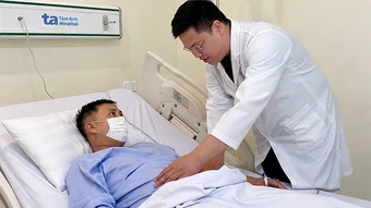 Sỏi kẹt ở niệu quản và hai thận người đàn ông - Báo TinVina