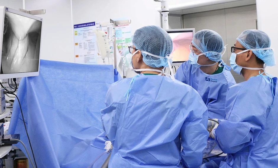 Sỏi nằm dọc ống tụy người phụ nữ - Báo TinVina Sỏi nằm dọc ống tụy người phụ nữ - Báo TinVina