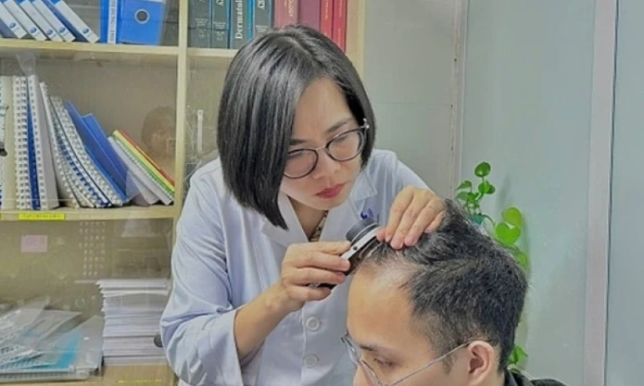 Stress, thức khuya khiến nhiều người Việt rụng tóc hói đầu Stress, thức khuya khiến nhiều người Việt rụng tóc hói đầu
