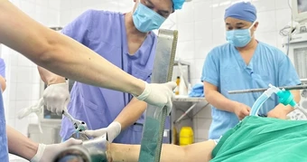 Sự cố khi làm bếp, bàn tay kẹt cứng trong máy xay thịt