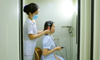 Sử dụng tai nghe thế nào để không hại thính lực - Báo TinVina