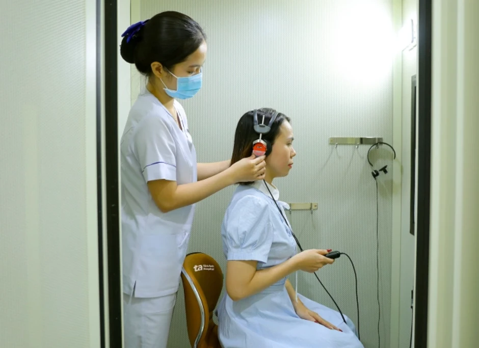 Sử dụng tai nghe thế nào để không hại thính lực - Báo TinVina