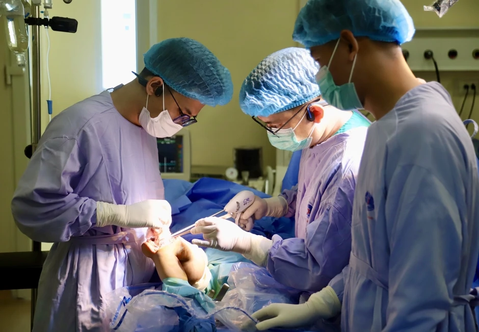 Sưng khớp gối phải, bé 6 tuổi phát hiện ung thư xương Sưng khớp gối phải, bé 6 tuổi phát hiện ung thư xương