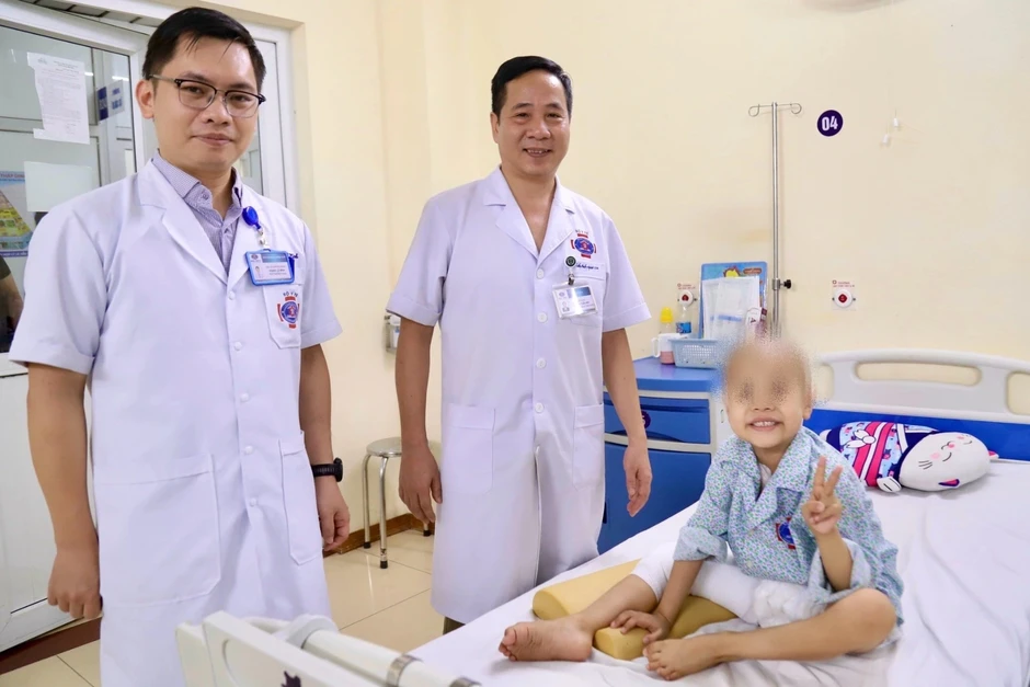 Sưng khớp gối phải, bé 6 tuổi phát hiện ung thư xương Sưng khớp gối phải, bé 6 tuổi phát hiện ung thư xương