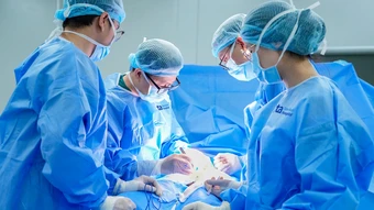 Sưng viêm vùng kín sau khi nhét 20 viên bi tăng khoái cảm - Báo TinVina