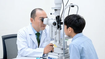 Sụp mi bẩm sinh có chữa được không? - Báo TinVina