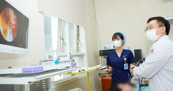 Sụp mi, giảm thị lực do biến chứng viêm xoang