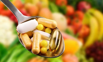 Suy thận trở nặng sau khi bỏ thuốc để uống vitamin, dầu cá