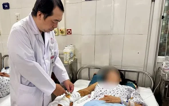 Suýt mất bàn tay do tai nạn lao động