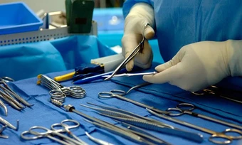 Suýt mất chân vì tự đắp lá chữa bỏng