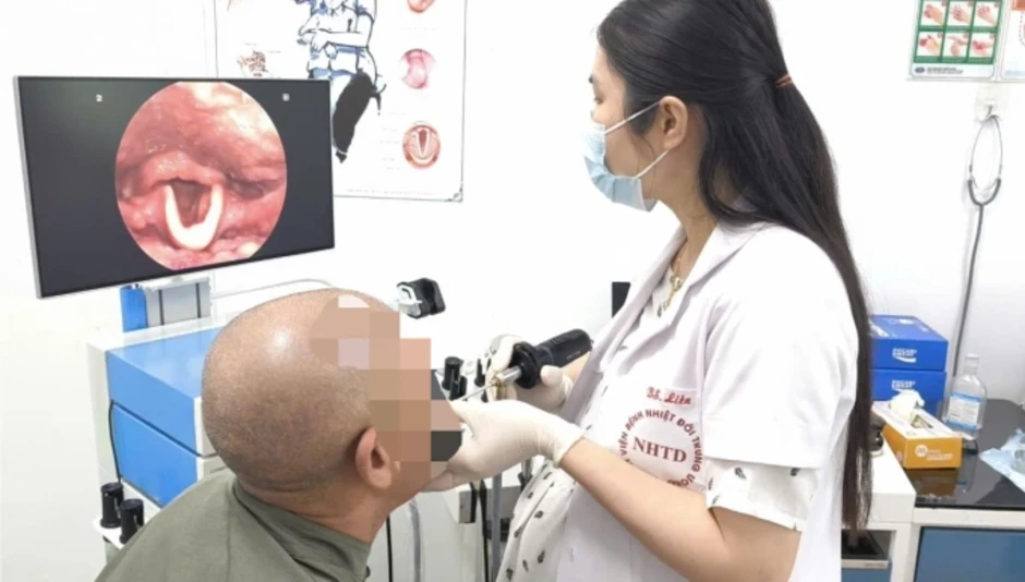 Suýt tắc đường thở do thói quen nhai đá lạnh giải nhiệt Suýt tắc đường thở do thói quen nhai đá lạnh giải nhiệt