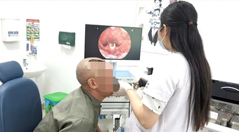 Suýt tắc đường thở vì thói quen nhai đá lạnh giải nhiệt