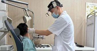 Tai nạn bất ngờ khiến người đàn ông ôm tai lao vào bệnh viện