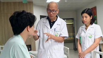 Tai nạn hy hữu khiến nam thanh niên bị cắm sâu 2 chiếc đũa vào mắt