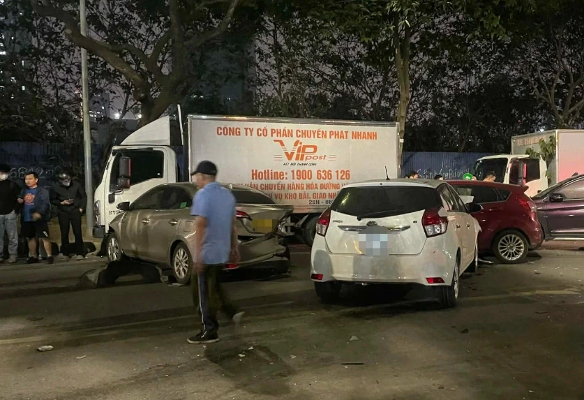 Tai nạn liên hoàn trên phố Nguyễn Chánh, Hà Nội: Một phụ nữ tử vong Tai nạn liên hoàn trên phố Nguyễn Chánh, Hà Nội: Một phụ nữ tử vong