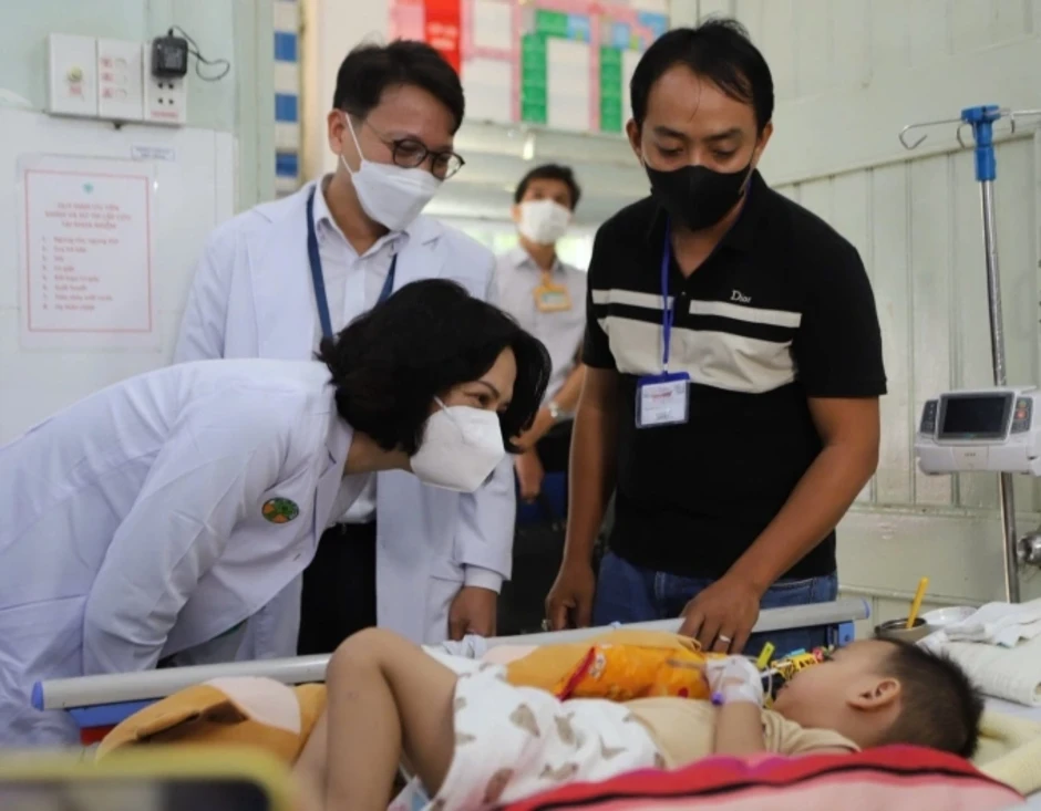 Tại sao bệnh tay chân miệng bùng phát, nhiều ca nặng ở miền Nam? Tại sao bệnh tay chân miệng bùng phát, nhiều ca nặng ở miền Nam?