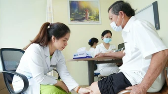 Tại sao đau nhức xương khớp tăng dần về đêm? - Báo TinVina