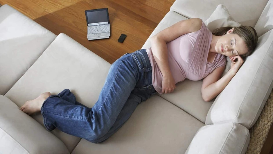 Tại sao nằm sofa thì ngủ quên lúc nào không hay, còn lên giường lại trằn trọc mãi: Sofa không "đòi hỏi" gì cả Tại sao nằm sofa thì ngủ quên lúc nào không hay, còn lên giường lại trằn trọc mãi: Sofa không "đòi hỏi" gì cả