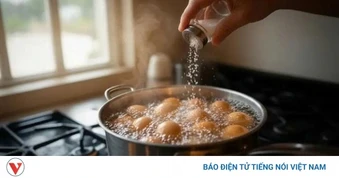 Tại sao thêm muối khi luộc trứng lại giúp trứng ngon hơn?