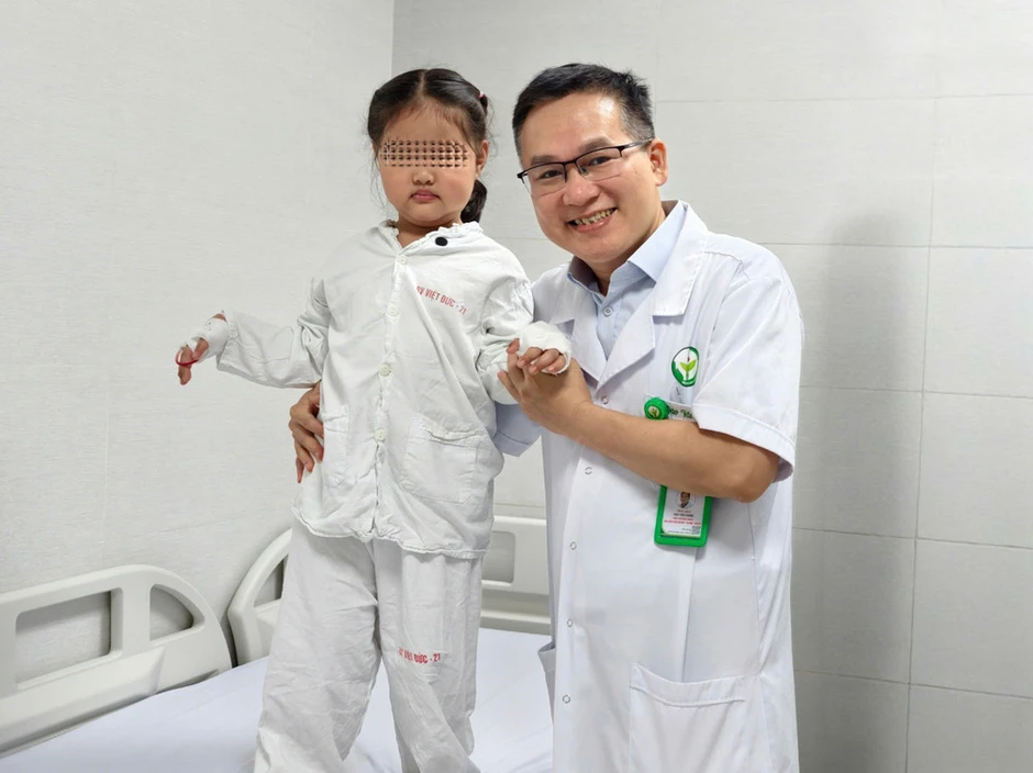 Tái tạo ngón cái cho trẻ bằng chính ngón trỏ, mở ra cơ hội mới cho trẻ mắc dị tật bẩm sinh Tái tạo ngón cái cho trẻ bằng chính ngón trỏ, mở ra cơ hội mới cho trẻ mắc dị tật bẩm sinh