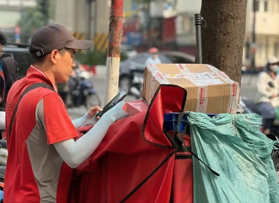 Tài xế công nghệ 'đốt' sức khỏe mưu sinh giữa nắng nóng Tài xế công nghệ 'đốt' sức khỏe mưu sinh giữa nắng nóng