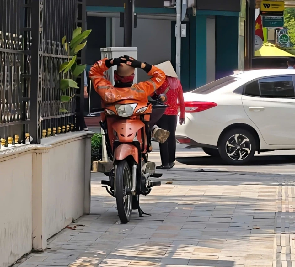 Tài xế công nghệ 'đốt' sức khỏe mưu sinh giữa nắng nóng Tài xế công nghệ 'đốt' sức khỏe mưu sinh giữa nắng nóng