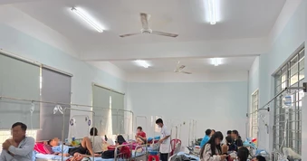 Tạm đình chỉ cơ sở bánh mì liên quan 80 người nghi ngộ độc để phục vụ điều tra