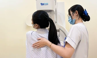 Tầm soát ung thư vú thế nào khi đặt túi ngực? - Báo TinVina