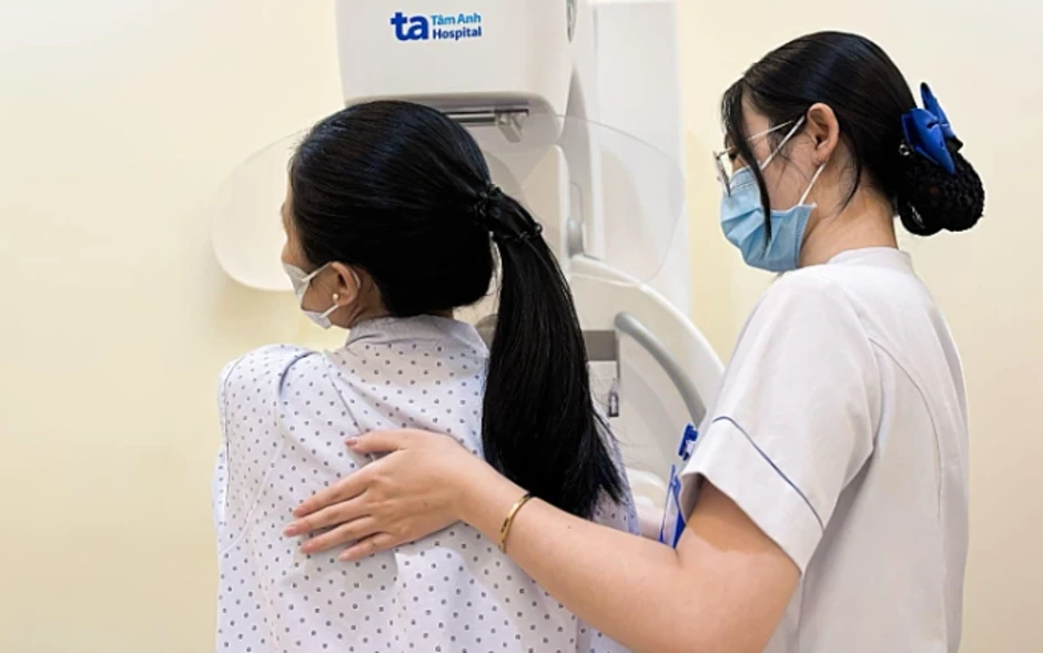 Tầm soát ung thư vú thế nào khi đặt túi ngực? - Báo TinVina