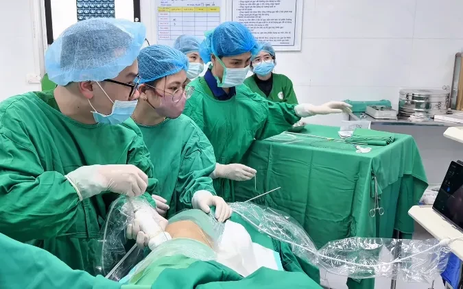 Tán sỏi qua da loại bỏ sỏi san hô "khổng lồ", bảo tồn thận cho bệnh nhân Tán sỏi qua da loại bỏ sỏi san hô "khổng lồ", bảo tồn thận cho bệnh nhân
