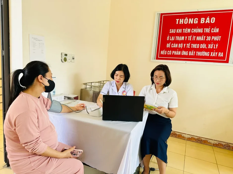 Tăng cường giám sát chăm sóc sức khỏe bà mẹ, trẻ em tại tuyến cơ sở Tăng cường giám sát chăm sóc sức khỏe bà mẹ, trẻ em tại tuyến cơ sở