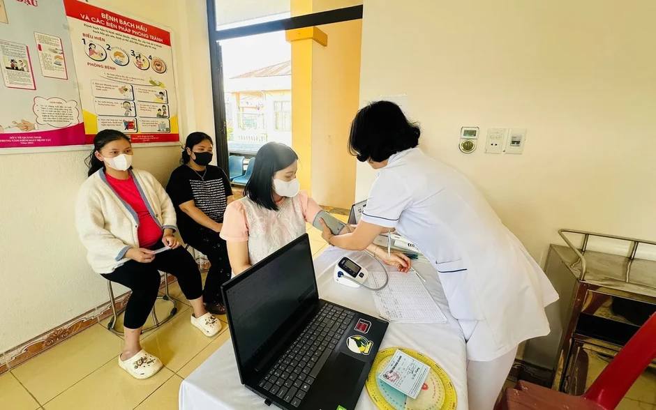 Tăng cường giám sát chăm sóc sức khỏe bà mẹ, trẻ em tại tuyến cơ sở Tăng cường giám sát chăm sóc sức khỏe bà mẹ, trẻ em tại tuyến cơ sở