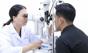 Tăng nhãn áp nghi do dùng thuốc nhỏ mắt corticoid - Báo TinVina