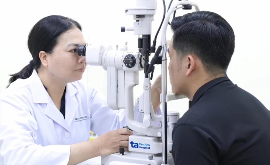 Tăng nhãn áp nghi do dùng thuốc nhỏ mắt corticoid - Báo TinVina