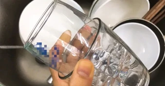 Tất cả các gia đình đang dùng cốc thủy tinh chú ý!