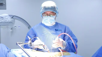 Tắt máy tạo nhịp tim để chụp MRI, mổ cột sống cho người phụ nữ - Báo TinVina