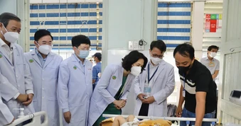 Tay chân miệng diễn biến phức tạp, Thứ trưởng Bộ Y tế vào TP.HCM chỉ đạo phòng chống