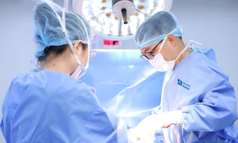 Thai nhi dính đốt sống, thận hình móng ngựa - Báo TinVina
