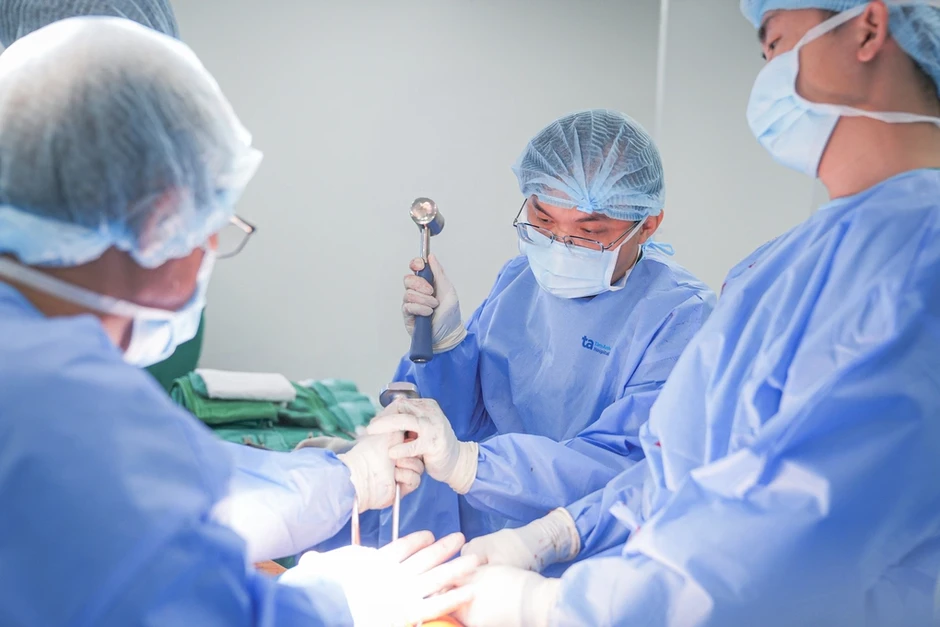 Thay khớp háng nhân tạo sau gần 30 năm nứt xương - Báo TinVina Thay khớp háng nhân tạo sau gần 30 năm nứt xương - Báo TinVina