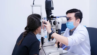 Thấy 'ruồi bay', phát hiện bong võng mạc cận thị