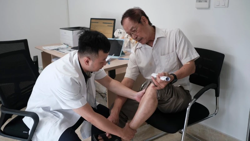 Thầy thuốc khám sức khỏe, tri ân thương binh, thân nhân liệt sĩ và người có công với cách mạng