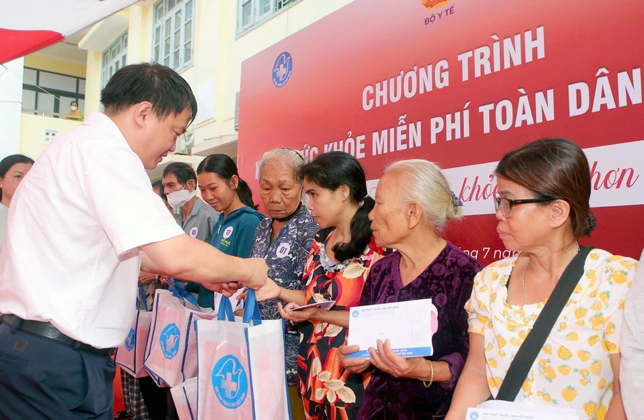 Thầy thuốc trẻ khám sức khỏe miễn phí cho hàng nghìn người dân Thầy thuốc trẻ khám sức khỏe miễn phí cho hàng nghìn người dân