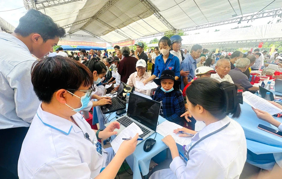 Thầy thuốc trẻ khám sức khỏe miễn phí cho hàng nghìn người dân Thầy thuốc trẻ khám sức khỏe miễn phí cho hàng nghìn người dân