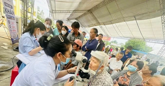 Thầy thuốc trẻ khám sức khỏe miễn phí cho hàng nghìn người dân